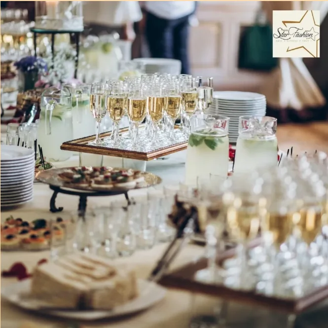 Mesa de catering com bebidas e serviço de buffet da Star Fashion