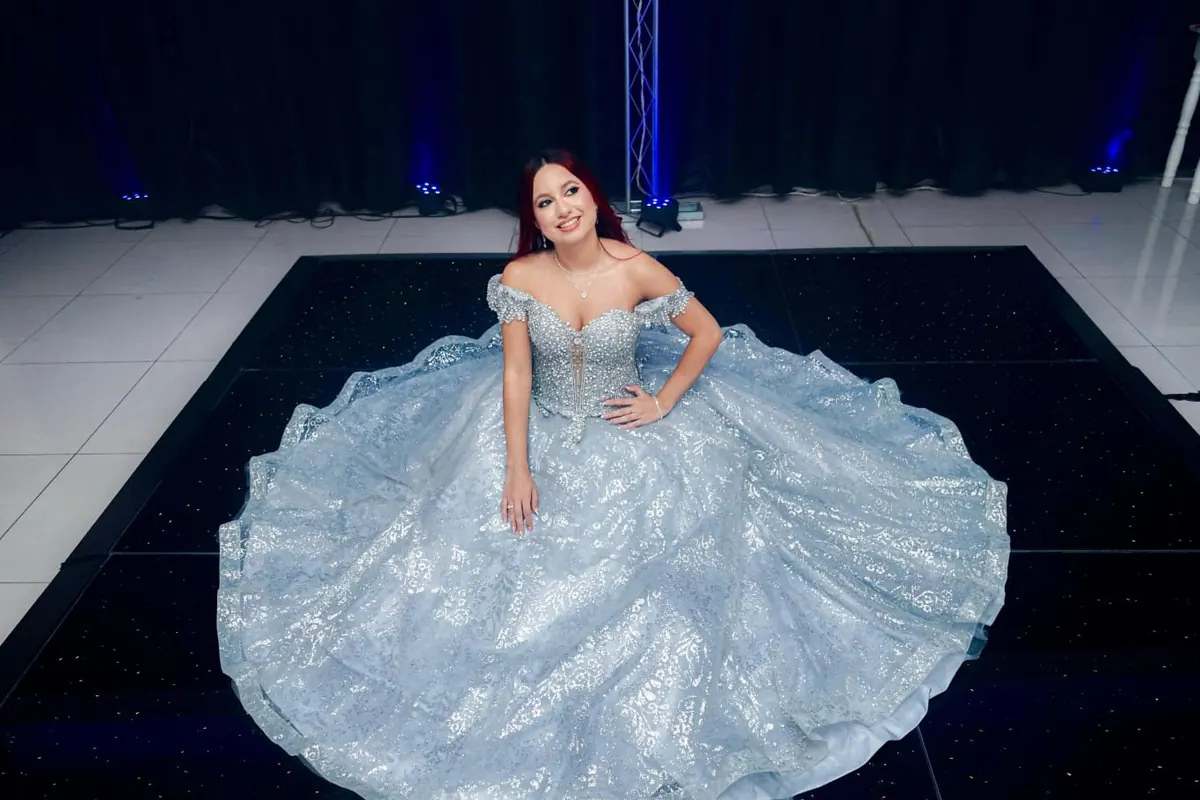 Debutante durante celebração em salão de festas