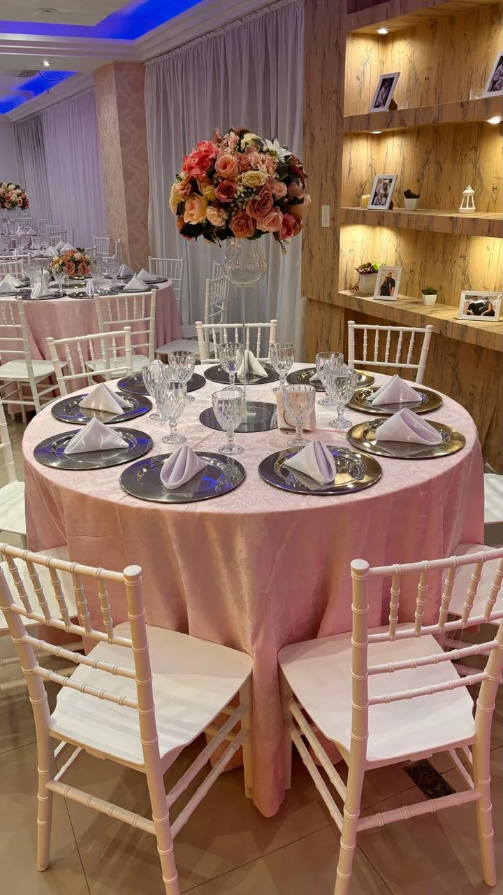 Salão decorado para casamento na Star Fashion em Guarulhos, com mesas postas e arranjo floral