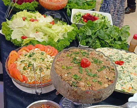 Buffet com saladas e acompanhamentos apresentado em evento da Star Fashion em Guarulhos