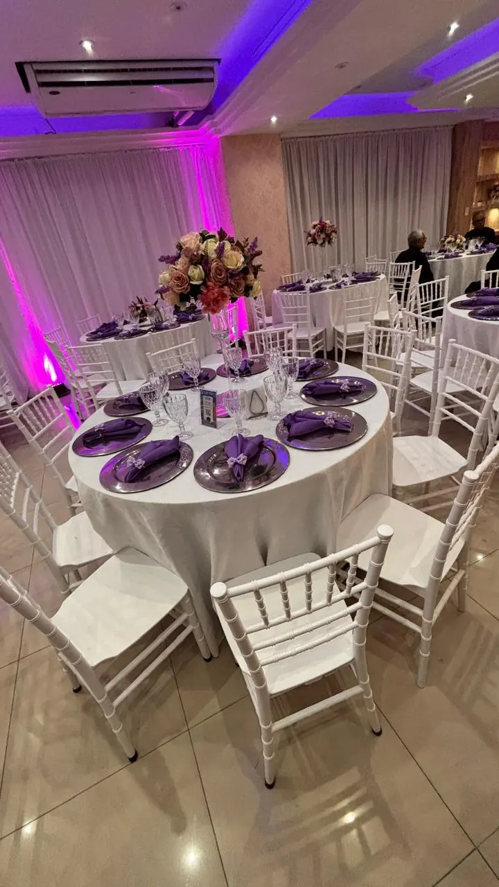 Salão de festas da Star Fashion preparado com mesas e decoração em Guarulhos