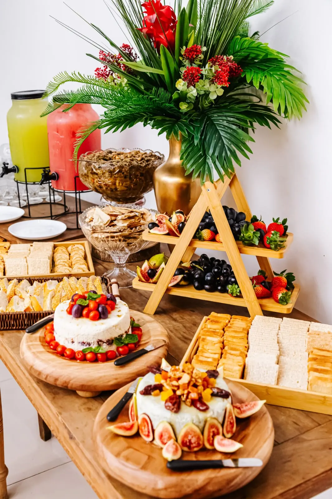 Mesa de gastronomia com alimentos e apresentação de buffet