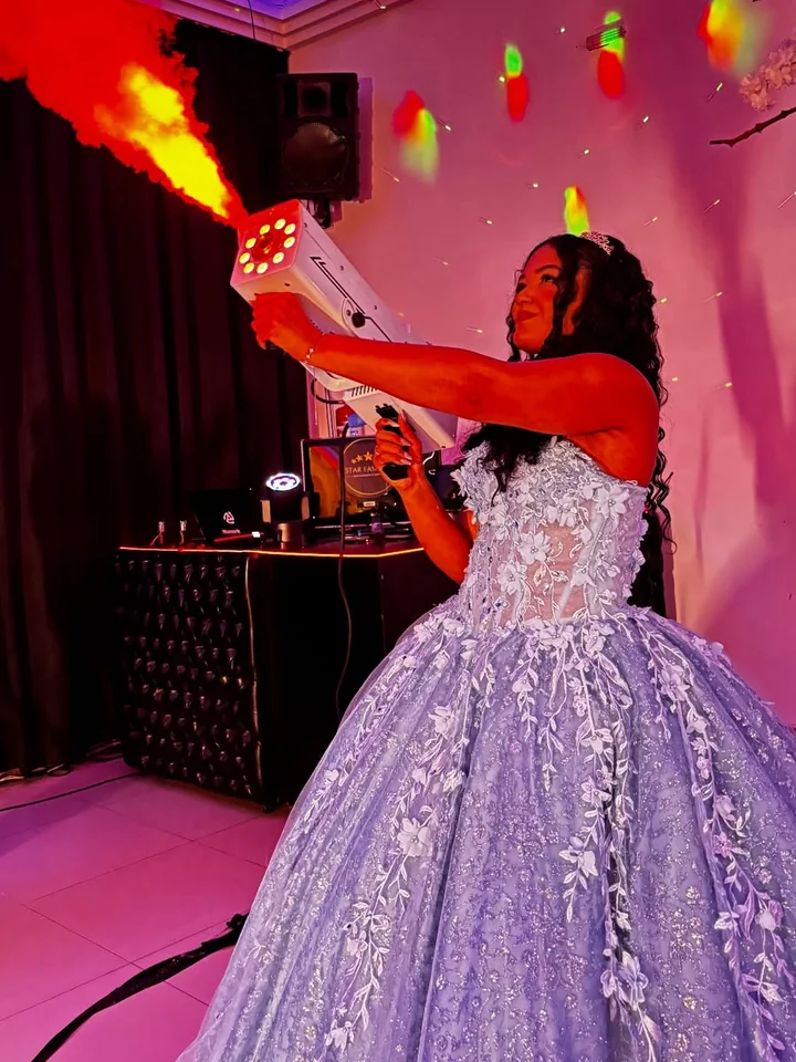 Debutante com vestido lilás durante festa de 15 anos na Star Fashion em Guarulhos