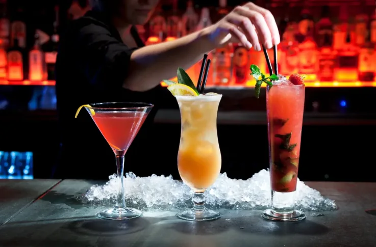 Coquetéis preparados para complementar a experiência dos convidados em eventos