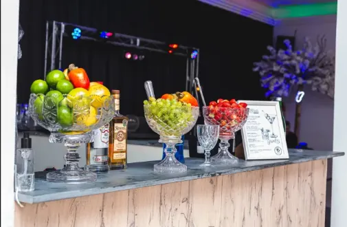 Estação de bebidas com frutas em evento da Star Fashion