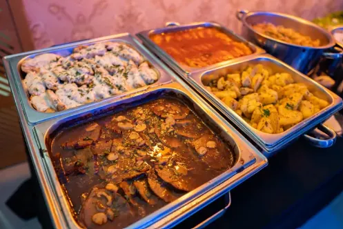 Buffet com pratos quentes servido na Star Fashion