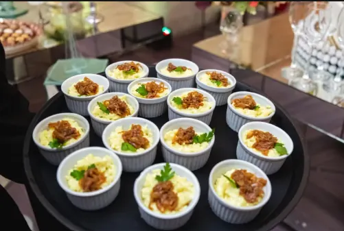 Mini porções individuais servidas em evento