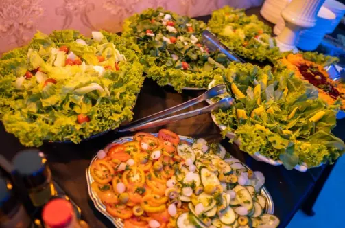 Seleção de saladas frescas e acompanhamentos do buffet